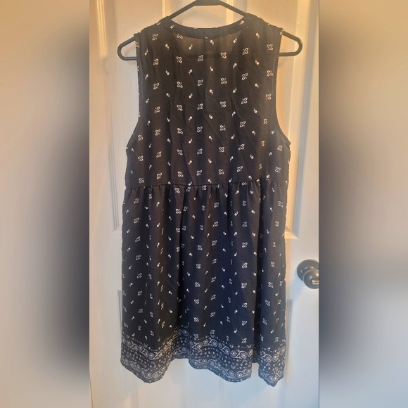 Women's Old Navy Sleeveless Dress - Black with Patterns - Size M - Picture 2 of 4